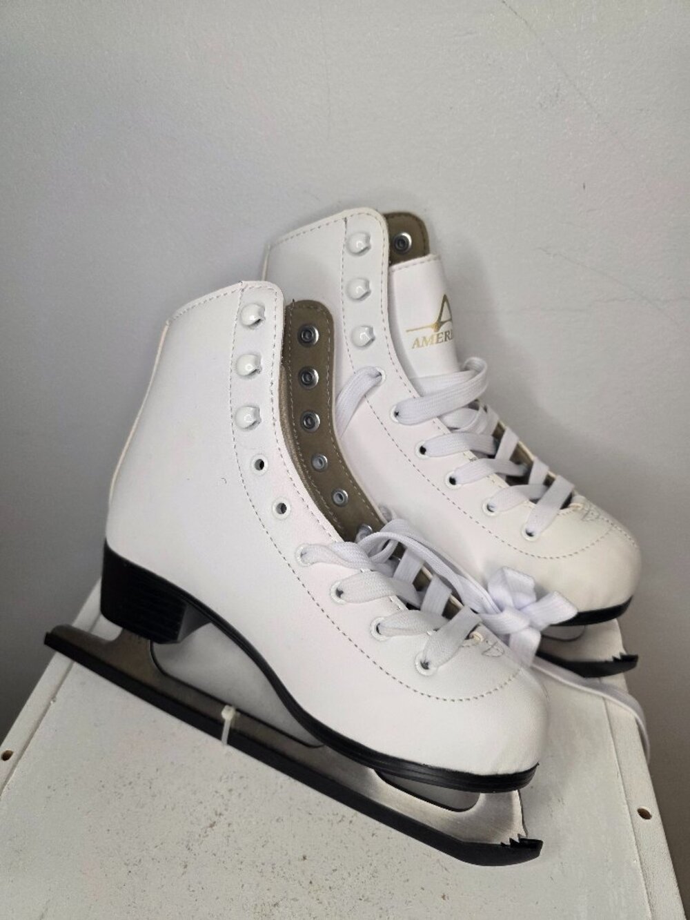 American Athletic Girls Ice Skates Size 4 NIB